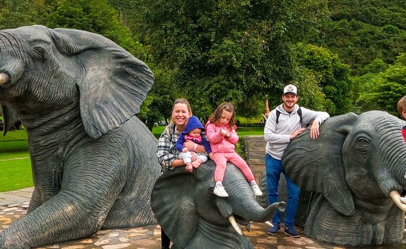 Familia sonriendo en la atracción de elefantes del Parque Jaime Duque
