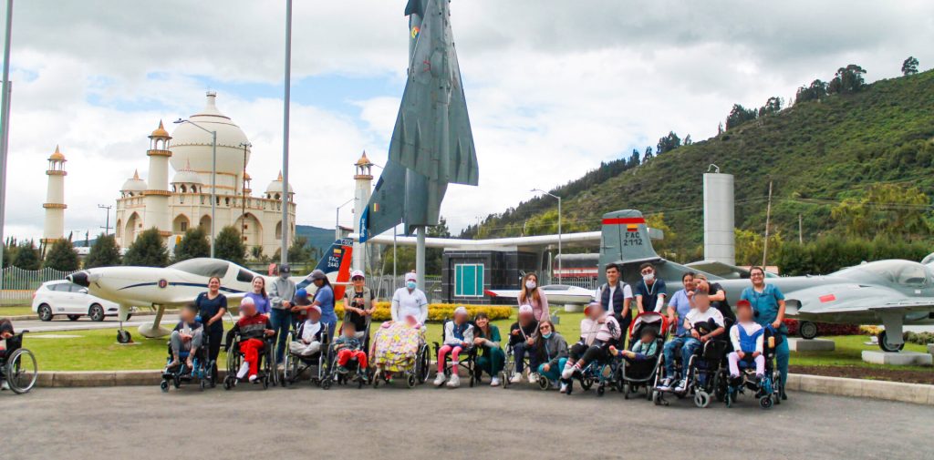 Población vulnerable del Hogar Amparo Quín visitando el Museo Aeroespacial, como parte del compromiso con la conservación de la familia y el bienestar social.