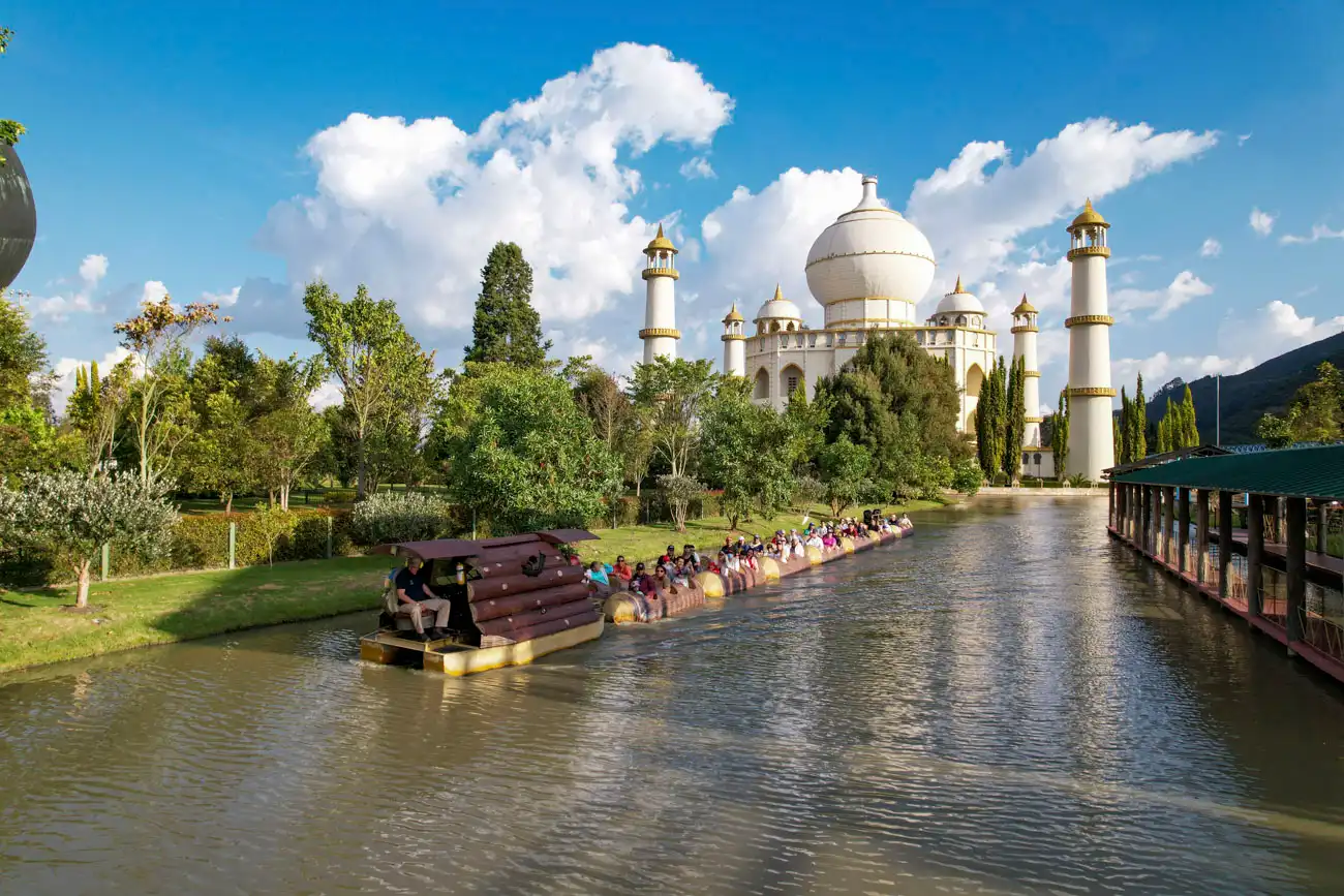 vista del parque jaime duque y el tren troncos con el taj mahal de fondo