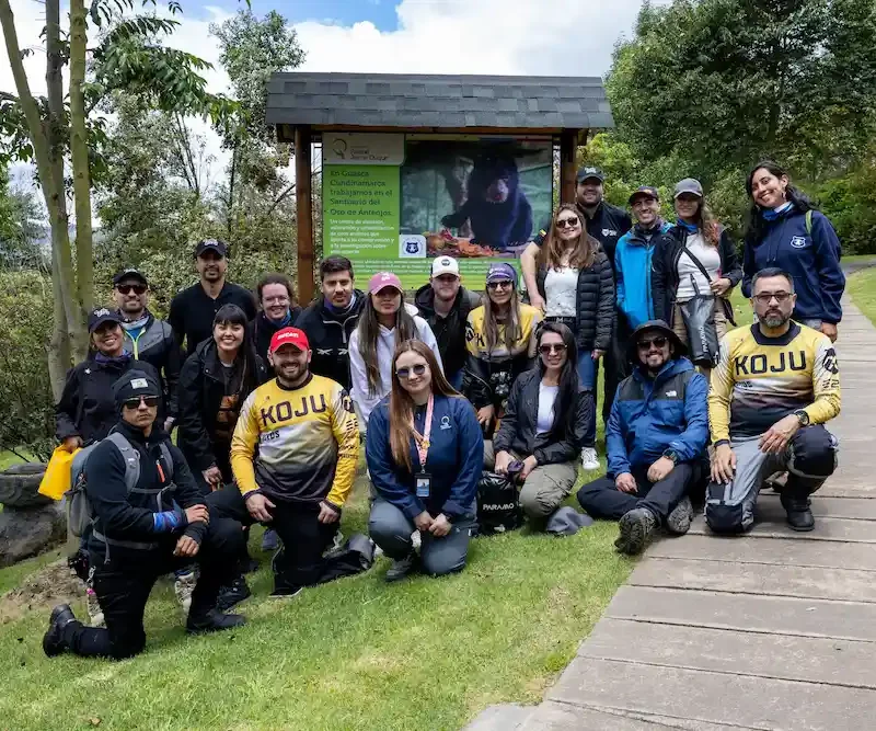 KOJU Motos y el Oso Andino: ¡Guardianes de la vía, protectores de la vida!