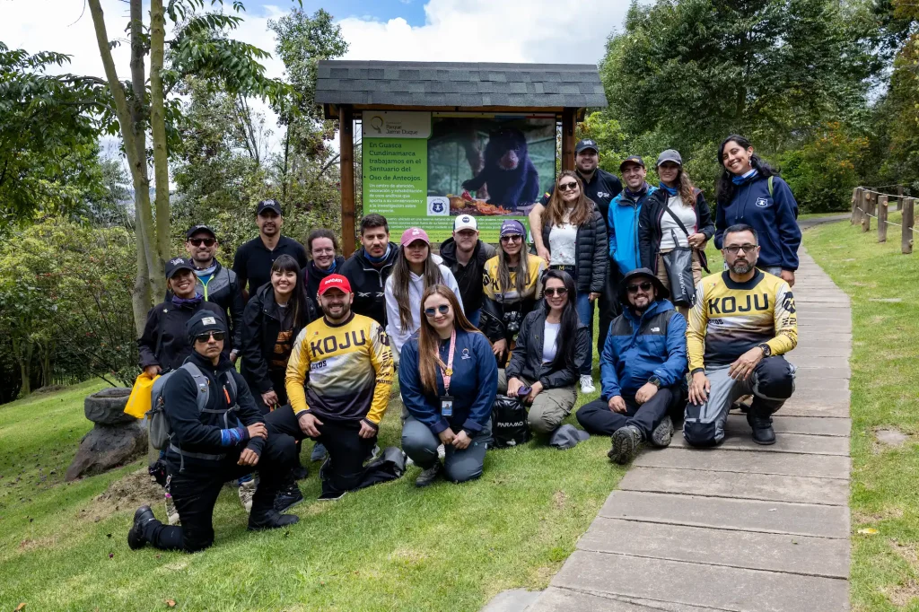 Miembros Koju Motos en bioparque Wakatá oso andino