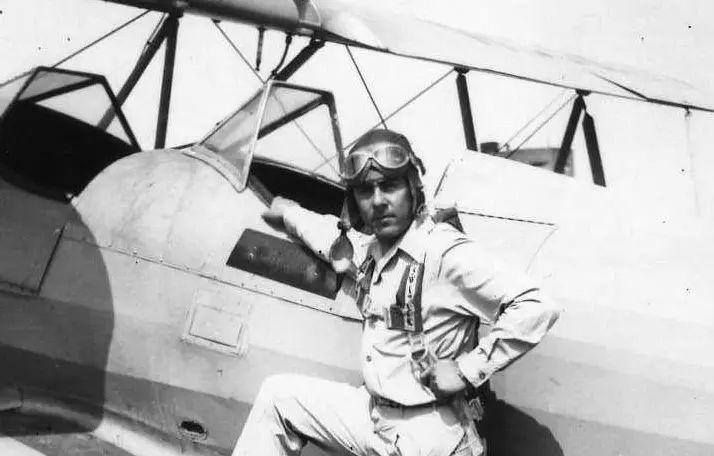 Joven Jaime Duque junto a un avión